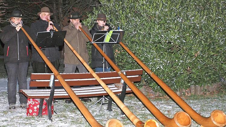 Die Lichtenfelser Alphornbläser trugen zur festlichen Stettner Dorfweihnacht bei. Foto: Alfred Thieret