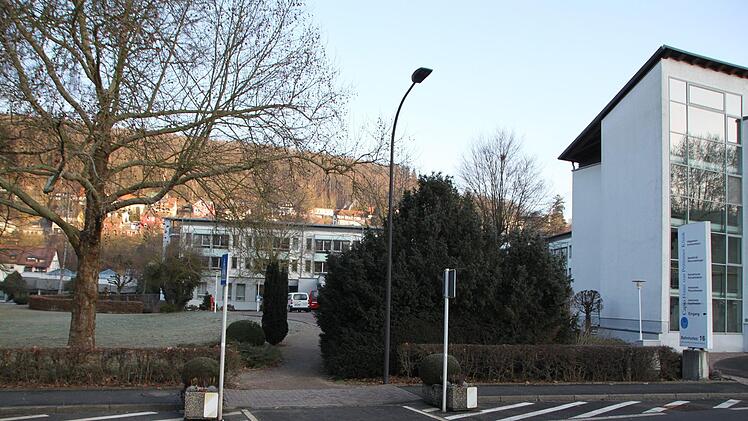 Ein Zebrastreifen führt von der Klinik zu den gegenüber liegenden Parkplätzen. Foto: Ulrike Müller