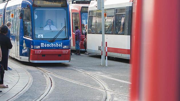 Ein Fu&szlig;g&auml;nger  ist am Freitagnachmittag in N&uuml;rnberg von einer Stra&szlig;enbahn erfasst worden. Symbolfoto: News5 / Grundmann