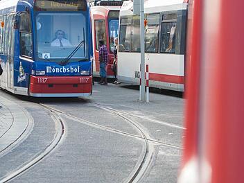 Ein Fu&szlig;g&auml;nger  ist am Freitagnachmittag in N&uuml;rnberg von einer Stra&szlig;enbahn erfasst worden. Symbolfoto: News5 / Grundmann