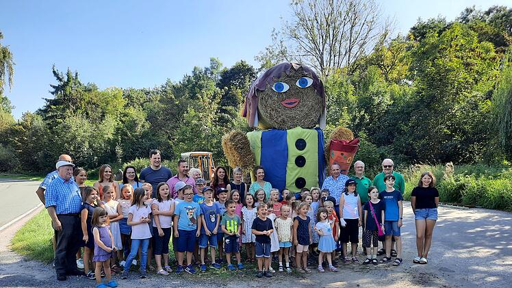 Bad Staffelstein: Nach gro&szlig;em Erfolg - meterhohe Strohpuppen sollen erneut Schulkinder sch&uuml;tzen