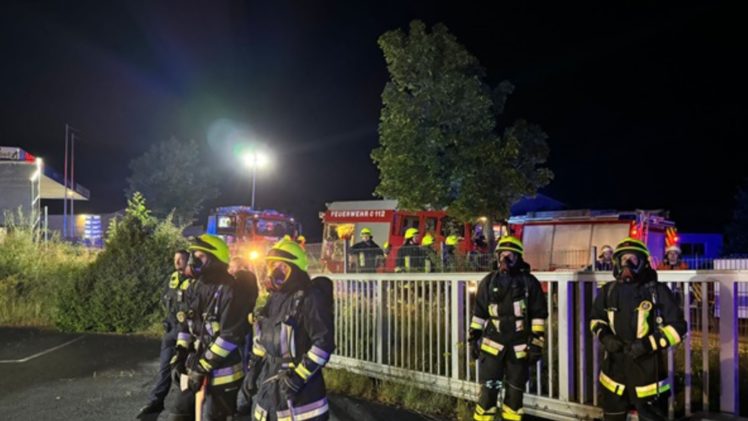 Neustadt Aisch: Brand in Firmenhalle verursacht fünfstelligen Schaden - stundenlanger Einsatz