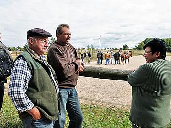 An die Dreharbeiten vor  einem Jahr können sich Lissy und Baptist Brahmann noch gut erinnern, mit im Bild Stallknecht Schorsch Kreuzer. Im Hintergrund ist die Filmcrew bei der Besprechung einer  Schlägerszene zu sehen. Archivbild: Matthias Hoch