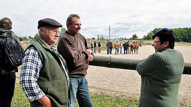 An die Dreharbeiten vor  einem Jahr können sich Lissy und Baptist Brahmann noch gut erinnern, mit im Bild Stallknecht Schorsch Kreuzer. Im Hintergrund ist die Filmcrew bei der Besprechung einer  Schlägerszene zu sehen. Archivbild: Matthias Hoch