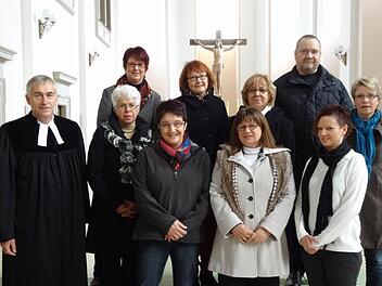 In einem feierlichen Gottesdienst stellte Dekan Hanspeter Kern die neuen ehrenamtlichen Altersberaterinnen und Altersberater vor.  Foto: es