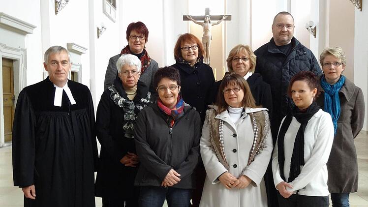 In einem feierlichen Gottesdienst stellte Dekan Hanspeter Kern die neuen ehrenamtlichen Altersberaterinnen und Altersberater vor.  Foto: es