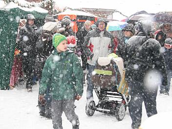 Angesichts des heftigen Schneetreibens verging gestern Nachmittag vielen Stadtsteinachern die Lust am Bummeln auf dem Weihnachtsmarkt rund  um die Pfarrkirche.