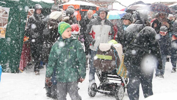Angesichts des heftigen Schneetreibens verging gestern Nachmittag vielen Stadtsteinachern die Lust am Bummeln auf dem Weihnachtsmarkt rund  um die Pfarrkirche.