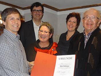 Der SPD-Ortsvereinsvorsitzende Gerhard Uhl ehrt Robert Stollberger für jahrzehntelange Treue zur SPD. Glückwünsche dazu gab es vom SPD-Kandidaten für die Bundestagswahl Ralf Hofmann (hinten). Mit im Bild Katharina Riedel und Christine Golm. Foto: Stühler