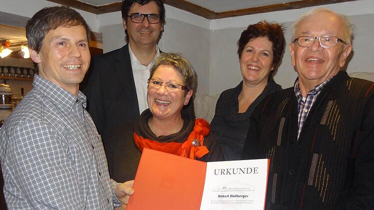 Der SPD-Ortsvereinsvorsitzende Gerhard Uhl ehrt Robert Stollberger für jahrzehntelange Treue zur SPD. Glückwünsche dazu gab es vom SPD-Kandidaten für die Bundestagswahl Ralf Hofmann (hinten). Mit im Bild Katharina Riedel und Christine Golm. Foto: Stühler