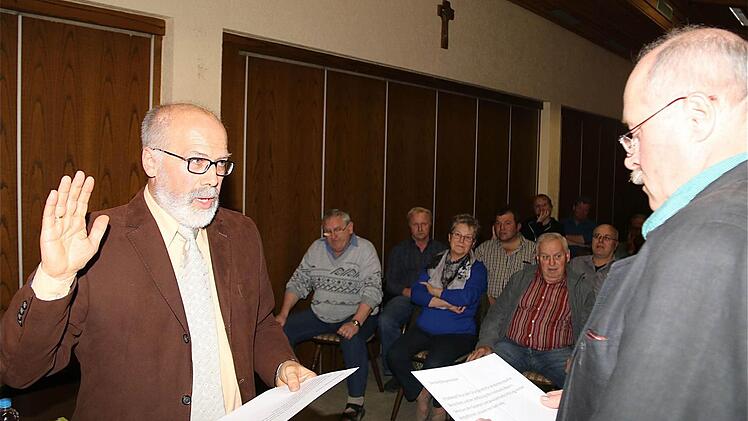 Der neue Bürgermeister August Weingart (links) wurde vom lebensältesten Rat Willi Diez vereidigt.