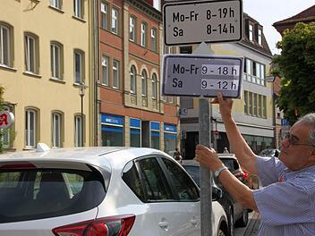 Oben alt und unten neu: Die Schilder zu den gebührenpflichtigen Parkzeiten können bald geändert werden. An zusätzlichen 13 Stunden in der Woche müssen die Autofahrer nichts berappen, wenn sie ihren Wagen in der Innenstadt abstellen.  Foto: Markus Reeh