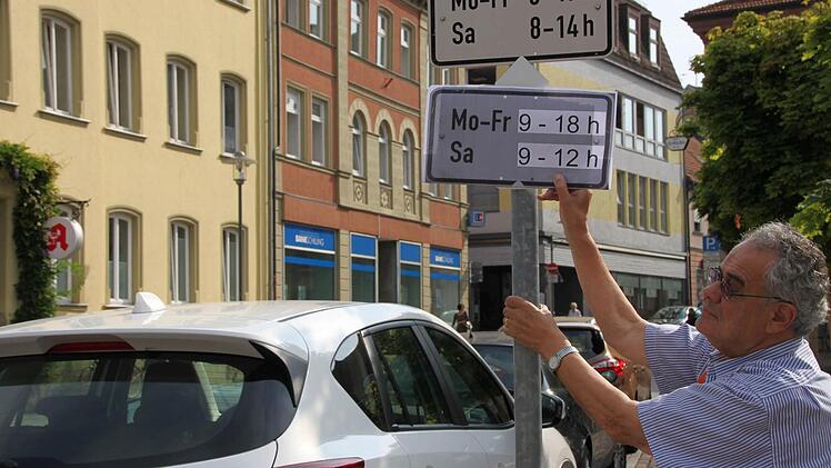 Oben alt und unten neu: Die Schilder zu den gebührenpflichtigen Parkzeiten können bald geändert werden. An zusätzlichen 13 Stunden in der Woche müssen die Autofahrer nichts berappen, wenn sie ihren Wagen in der Innenstadt abstellen.  Foto: Markus Reeh