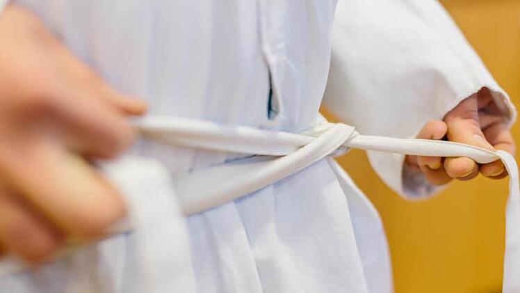 Vom lateinischen Wort "Cingulum", das steht für Gürtel, abgeleitet, hält das Band die Albe zusammen und verleiht ihr Form, so dass das Unterkleid beim Gehen nicht über den Boden schleift.