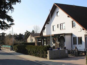 In dieses Haus in der Weiherstraße in Röttenbach ziehen im März acht minderjährige Flüchtlinge ein, die ohne Eltern oder andere erwachsene Begleiter in Deutschland angekommen sind.  Foto: Andreas Dorsch
