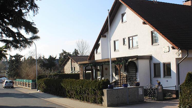 In dieses Haus in der Weiherstraße in Röttenbach ziehen im März acht minderjährige Flüchtlinge ein, die ohne Eltern oder andere erwachsene Begleiter in Deutschland angekommen sind.  Foto: Andreas Dorsch