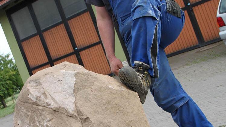 Günter Heil hat kurzerhand auf seinem Hof Steine aufgestellt. Foto: Ulrike Müller
