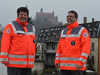 Helfen macht Spaß: Sven Götz (links) und Stefan Bergmann - die freiwilligen Helfer des BRK-Kreisverbands Kulmbach sind hochmotiviert. Foto: Ronald Rinklef