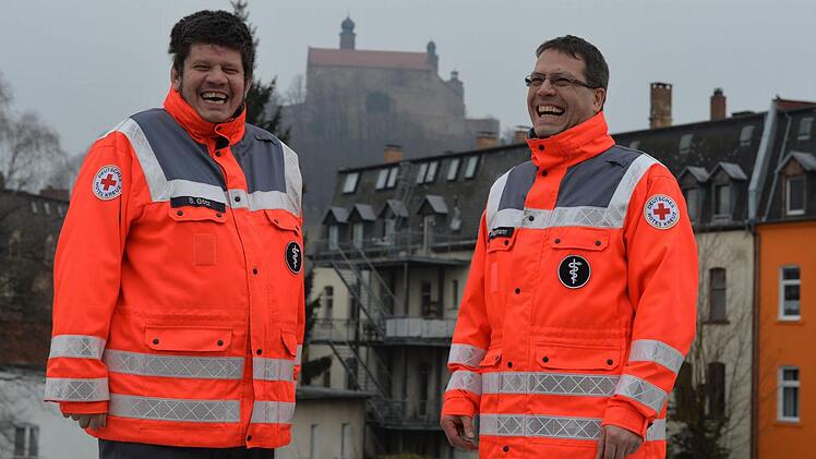 Helfen macht Spaß: Sven Götz (links) und Stefan Bergmann - die freiwilligen Helfer des BRK-Kreisverbands Kulmbach sind hochmotiviert. Foto: Ronald Rinklef