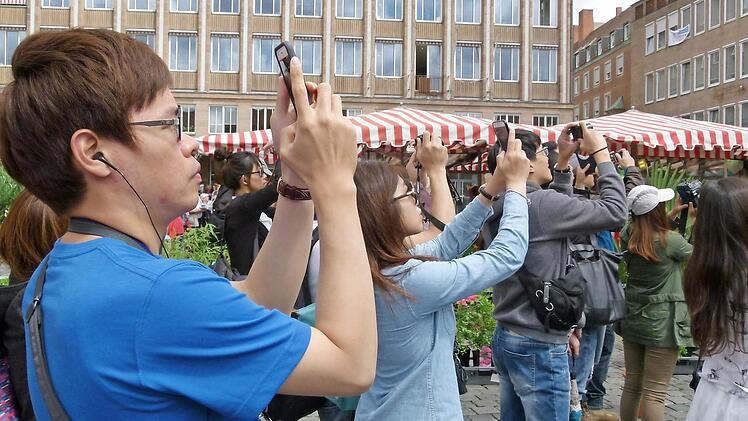 Besucher aus aller Herren Länder verlassen Nürnberg nicht, ohne die Frauenkirche fotografiert zu haben.