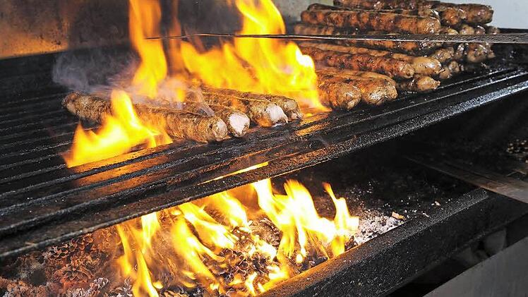 Nach Ansicht vieler Coburger kann und darf eine Coburger Bratwurst nur so zubereitet werden: über Kiefernzapfen auf offenem Feuer. Doch damit das auch legal ist, müsste eine Ausnahmegenehmigung bei der Europäischen Union gestellt werden. Foto: David Ebener / dpa
