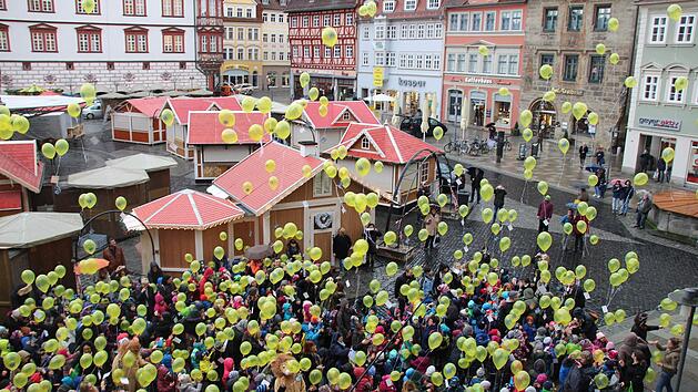 Die rund 500 Kinder, die bei der "Lesipold"-Aktion etwas vorgelesen bekommen hatten, trafen sich anschlie&szlig;end auf dem Markt und lie&szlig;en Luftballons steigen. Foto: Oliver Schmidt