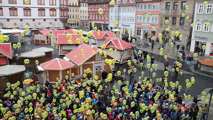 Die rund 500 Kinder, die bei der "Lesipold"-Aktion etwas vorgelesen bekommen hatten, trafen sich anschließend auf dem Markt und ließen Luftballons steigen. Foto: Oliver Schmidt