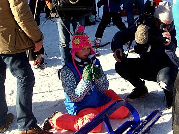 Sophie sitzt auf ihrem Schlitten, umrahmt von den Kameras des ZDF.  Foto: Lea H&auml;rtel