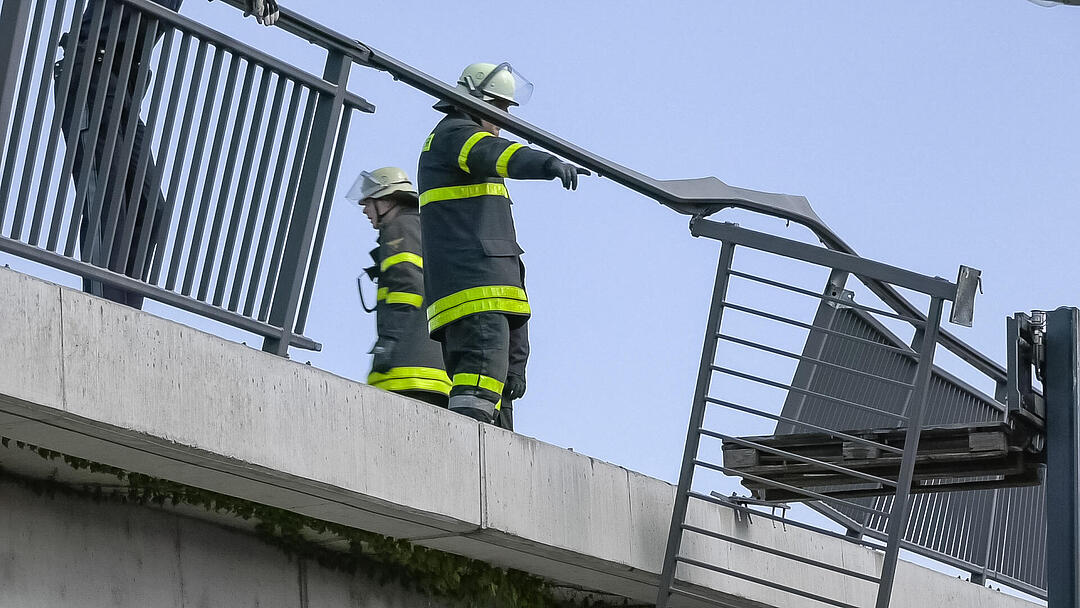 Würzburg: Auto droht nach Unfall von Brücke zu stürzen