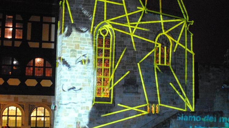 Luther, Lieder, Lästermäuler gab es bei der 13. Nacht der Kontraste in Coburg. In den Burghöfen der Veste waren die raffinierten und herausfordernden Installationen des international gefeierten Lichtkünstlers Philipp Geist zu erleben. Fotos: Carolin Herrmann