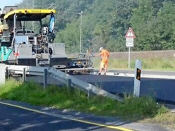 Die Asphaltierungsarbeiten an der Fahrbahn der B 85 zwischen Pressig und Neukenroth sind mittlerweile abgeschlossen. Nun muss allerdings noch der als Umleitung genutzte begleitende Wirtschaftsweg wieder ausgebessert werden. Foto: Karl-Heinz Hofmann