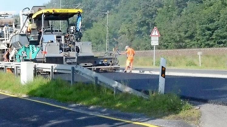 Die Asphaltierungsarbeiten an der Fahrbahn der B 85 zwischen Pressig und Neukenroth sind mittlerweile abgeschlossen. Nun muss allerdings noch der als Umleitung genutzte begleitende Wirtschaftsweg wieder ausgebessert werden. Foto: Karl-Heinz Hofmann
