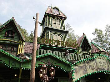 Eine 13-J&auml;hrige hatte im Freizeitpark Geiselwind vor dem "Horrorhaus" eine Grabstein ihres Opas entdeckt. Nun steht der Betreiber vor Gericht. FOTO Frank Weichhan