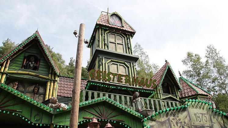 Eine 13-J&auml;hrige hatte im Freizeitpark Geiselwind vor dem "Horrorhaus" eine Grabstein ihres Opas entdeckt. Nun steht der Betreiber vor Gericht. FOTO Frank Weichhan