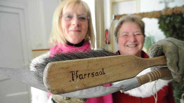 Gabi Wolff und Lisa Moser sind im Moment im Ebelsbacher Pfarrsaal zugange. Warum? Es ist Osterbrunnen-Aktionszeit!Brigitte Krause