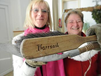 Gabi Wolff und Lisa Moser sind im Moment im Ebelsbacher Pfarrsaal zugange. Warum? Es ist Osterbrunnen-Aktionszeit!Brigitte Krause