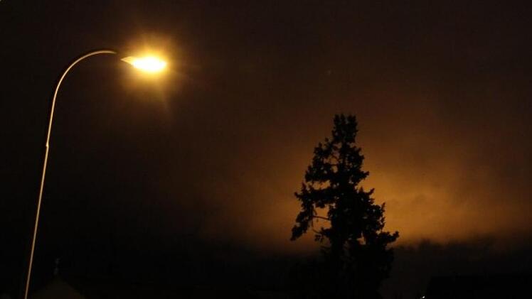 Sieht mystisch aus, ist aber Lichtsmog: Gewächshäuser strahlen nachts so viel Licht ab, dass es aus zehn Kilometern Entfernung fast überirdisch wirkt.  Foto: Ulf Fiebig