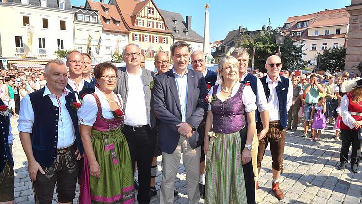 Ministerpräsident Söder und die FestwirteFoto: Ronald Rinklef