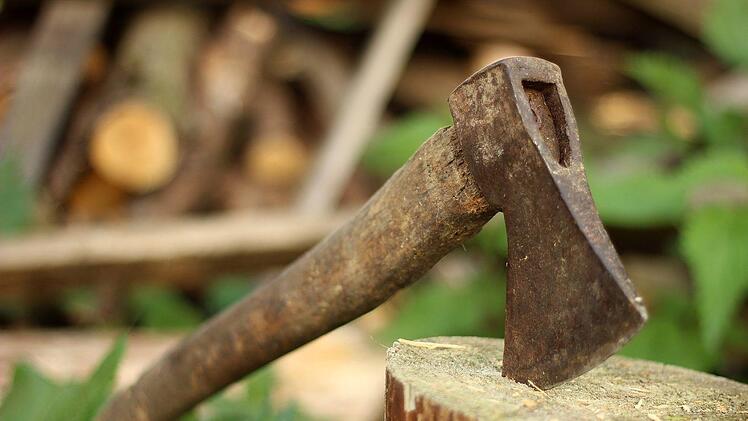 Ein Streit zwischen Vermieter und Mieter ist im Kreis Bad Kissingen so heftig eskaliert, dass der Mieter eine Axt auf seinen Vermieter warf. Symbolbild: Pixabay/947051
