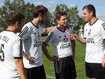 Nach seinen schweren Verletzungen ist er nur noch an der Seitenlinie aktiv: der Zeller Trainer Markus Simon (rechts).  Foto: Günther Geiling