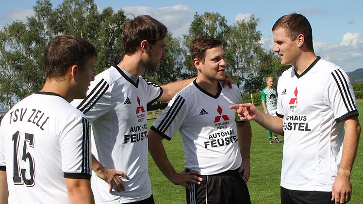 Nach seinen schweren Verletzungen ist er nur noch an der Seitenlinie aktiv: der Zeller Trainer Markus Simon (rechts).  Foto: Günther Geiling
