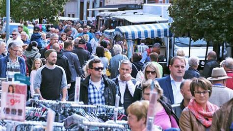 Das spätsommerliche Wetter sorgte dafür, dass viele Menschen ihren Sonntagsspaziergang in Bad Staffelstein unternahmen.