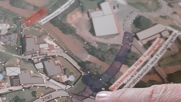 Ein Br&uuml;ckenneubau f&uuml;r Autos und Fu&szlig;g&auml;nger (blau schraffiert) fand im Gremium breiteres Interesse als der blo&szlig;e Ersatz der Fu&szlig;g&auml;ngerbr&uuml;cke (rot). Foto: Marco Mei&szlig;ner