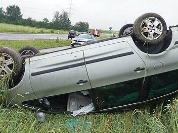 Zwischen Westheim und Knetzgau kam eine 53-j&auml;hrige Frau von der Fahrbahn ab. Ihr Auto landete auf dem Dach in einem Getreidefeld.