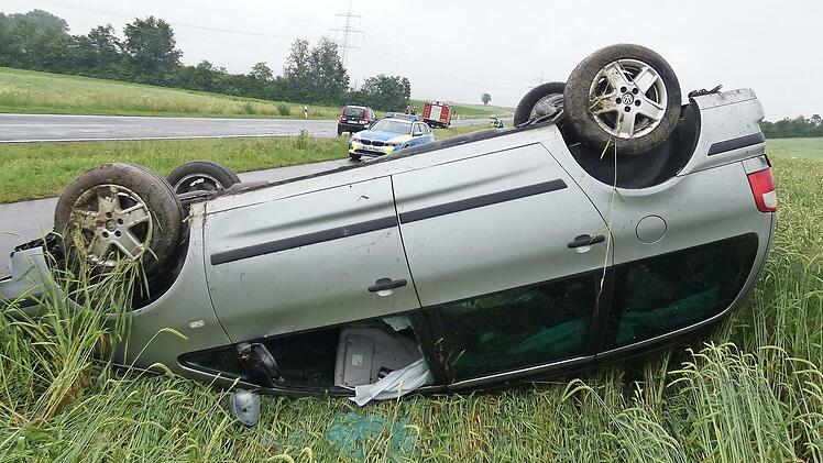 Zwischen Westheim und Knetzgau kam eine 53-j&auml;hrige Frau von der Fahrbahn ab. Ihr Auto landete auf dem Dach in einem Getreidefeld.