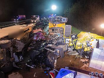 Unfall auf A9 bei Allersberg: Lkw kracht in Pannenfahrzeug - zwei Menschen sterben