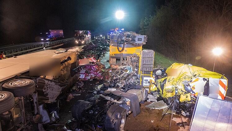 Unfall auf A9 bei Allersberg: Lkw kracht in Pannenfahrzeug - zwei Menschen sterben