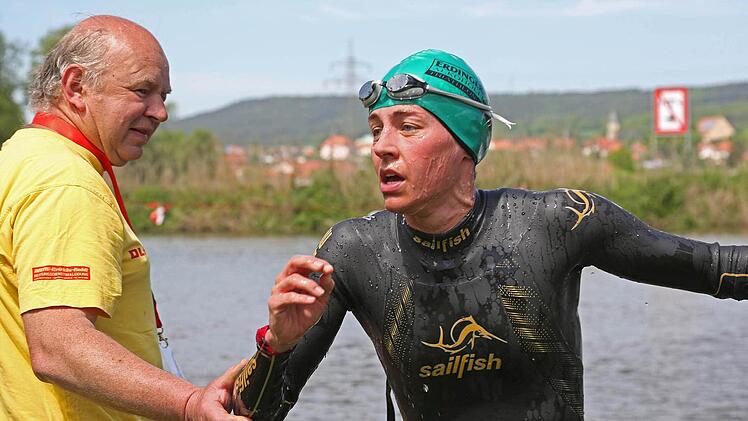Die DLRG half den Schwimmerinnen, hier die schnellste Juliane Straub, aus dem Wasser. Foto: Klaus Gagel