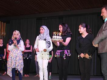 Für die freundliche Aufnahme an der Schule bedankten sich die syrischen Mädchen aus der Tanzgruppe "bei unserem Chef, Philipp Arnold" im perfekten Deutsch und mit einer Torte. "Das geht mir an Herz", so Arnold.