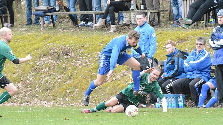 Rübergeschaut nach Weichtungen zum Spiel der DJK gegen den TSV Maßbach (2:0).